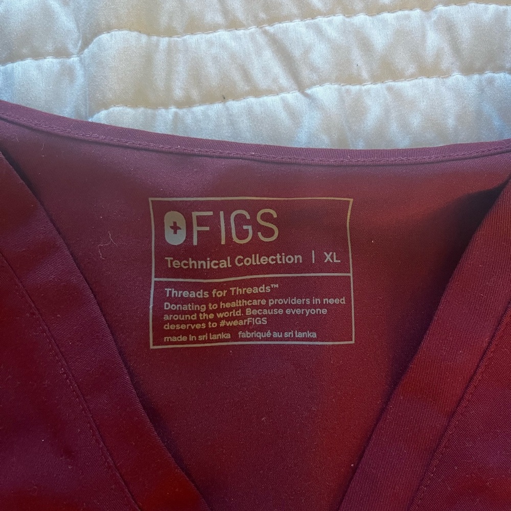 FIGS Catarina 1 Pocket Scrub Top - Burgundy XL; Zamora Jogger Scrubs XL PETITE